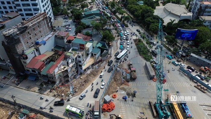 Những ngôi nhà đang được sửa chữa sau khi giải phóng mặt bằng.