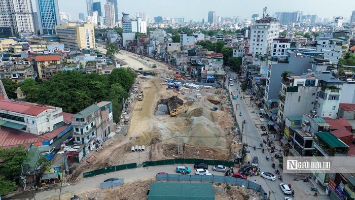 Trên công trường, không khí lao động diễn ra khẩn trương, công nhân cùng nhiều máy móc, thiết bị hiện đại được huy động để triển khai đồng loạt các hạng mục.