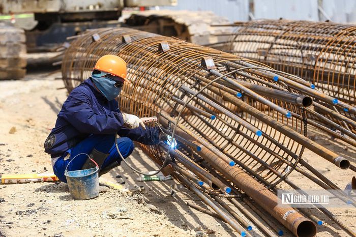 Máy móc, nhân lực được huy động để triển khai đồng loạt các hạng mục tại dự án.