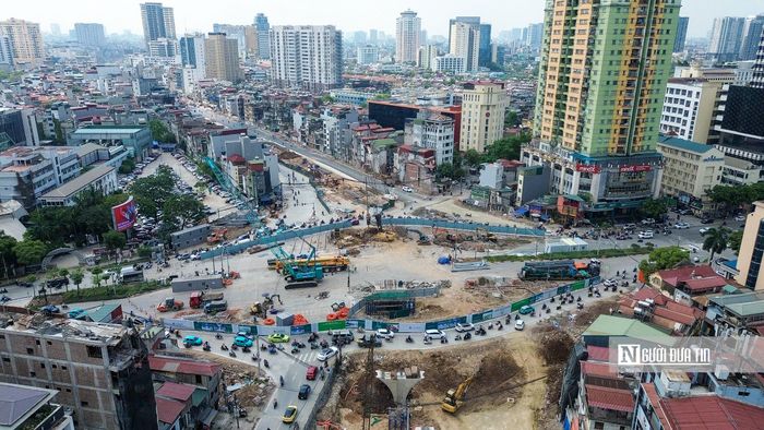 Hai cầu vượt tại các nút giao Láng Hạ và Nguyễn Chí Thanh đang được các nhà thầu đẩy nhanh tiến độ thi công. Dự án sau khi hoàn thiện góp sẽ phần hoàn thiện hạ tầng giao thông đô thị và giảm ùn tắc tại khu vực này đồng thời tạo diện mạo đô thị mới.