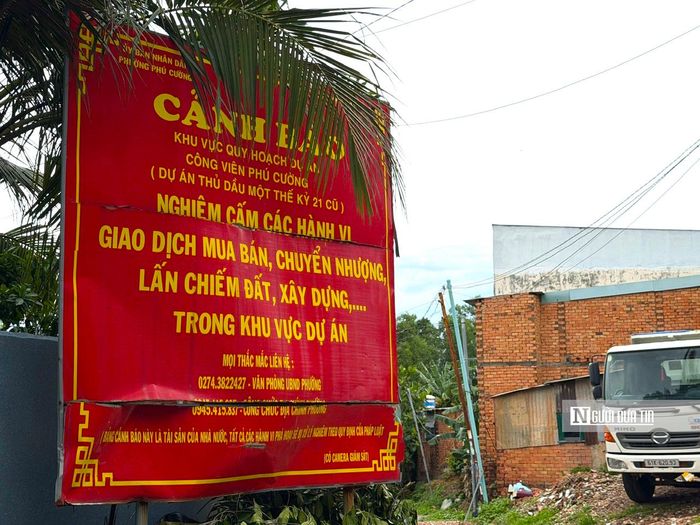 Ngoài tình trạng nhà cửa xuống cấp, khu vực này còn phát sinh tình trạng mua bán, chuyển nhượng đất trái phép. Chính quyền địa phương mới đây đã phải cắm biển cảnh báo để ngăn chặn vi phạm.