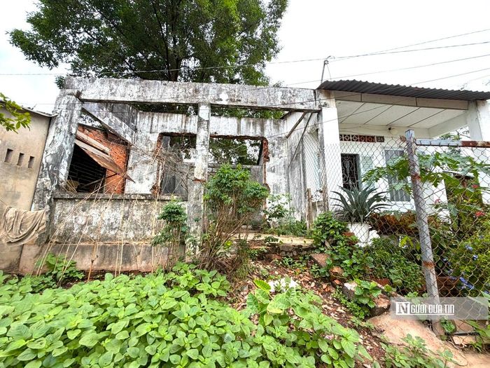 Một căn nhà đã di dời từ lâu, vẫn để lại dấu tích nhiều năm qua tại dự án trên.