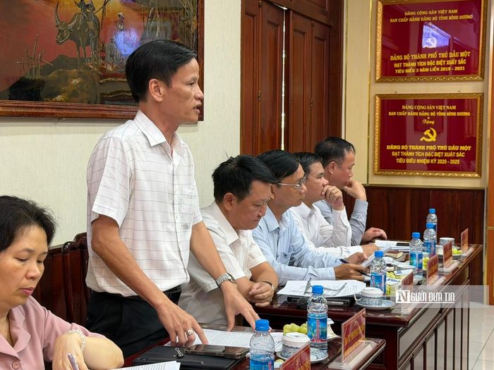 Ông Từ Phương Thắng, Phó Giám đốc Trung tâm Quỹ đất Tp.HCM, cho biết, bên cạnh câu chuyện giải tỏa đền bù tái định cư cho người dân (tái định cư tại chỗ) thì còn vướng mắc về việc hoàn trả chi phí chủ đầu tư đã thực hiện… (ảnh cuộc họp gỡ vướng dự án hồi cuối tháng 5/2026).