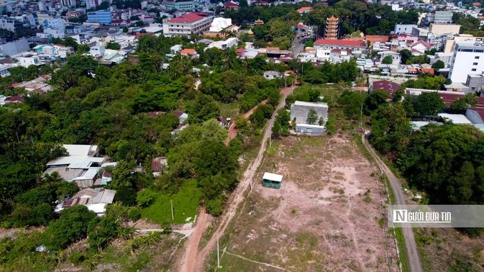 Sau nhiều lần điều chỉnh quy hoạch, chủ đầu tư vẫn không thể hoàn thành dự án, khiến khu vực "đất vàng" nằm ngay lõi trung tâm Tp.Thủ Dầu Một, nay là phường Thủ Dầu Một trở nên ảm đạm.