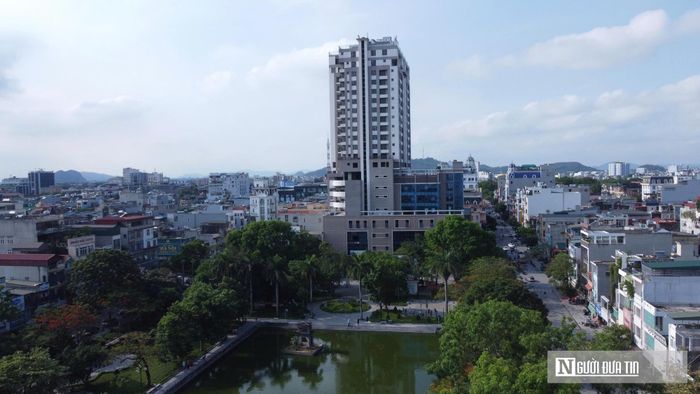 Trong quá trình triển khai, công trình từng bị cơ quan chức năng chỉ ra hàng loạt sai phạm liên quan đến xây dựng và quản lý đầu tư, buộc phải khắc phục làm ảnh hưởng đến tiến độ hoàn thành dự án.