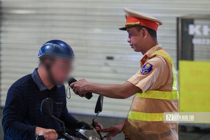 Theo ghi nhận chỉ trong khoảng 30 phút, tổ công tác đã phát hiện nhiều trường hợp tài xế xe máy vi phạm nồng độ cồn.