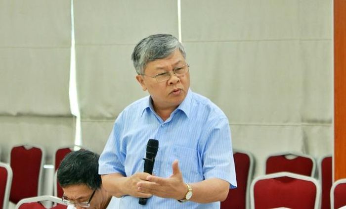 PGS.TS Đinh Dũng Sỹ đóng góp ý kiến tại hội thảo.
