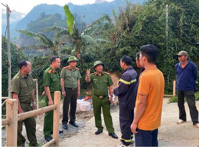 Đại tá Nguyễn Xuân Tuấn, Phó Giám đốc Công an tỉnh Lào Cai (giữa) trực tiếp Chỉ đạo các lực lượng triển khai công tác tìm kiếm cứu nạn
