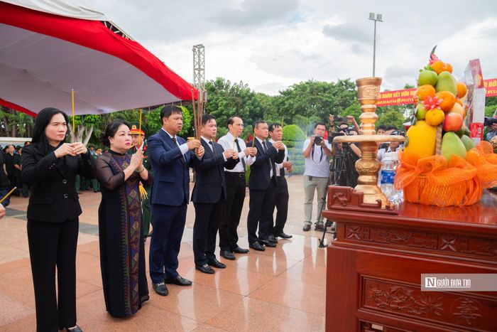 Tại buổi lễ, các lãnh đạo tỉnh, đại biểu và đông đảo nhân dân đã thành kính dâng hương, dâng hoa, bày tỏ lòng biết ơn và sự tri ân sâu sắc trước anh linh các Anh hùng liệt sĩ.