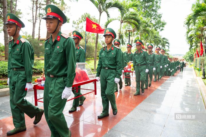 Dù thời tiết không thuận lợi, các lực lượng làm nhiệm vụ vẫn luôn nghiêm trang, chỉnh tề, đảm bảo cho buổi lễ được diễn ra trang trọng, chu đáo.