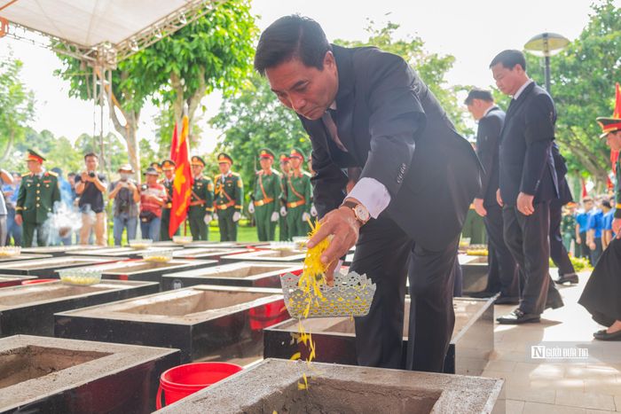 Ủy viên Trung ương Đảng, Phó Chủ tịch Quốc hội, Thượng tướng Nguyễn Doãn Anh dâng hương, dâng hoa tưởng nhớ công lao to lớn của các Anh hùng liệt sĩ.