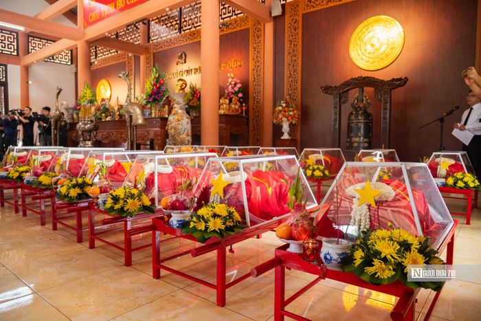Sau gần 7 tháng trèo đèo, lội suối, băng rừng, vượt qua nhiều khó khăn thử thách, cán bộ, chiến sỹ Đội K51 đã cất bốc và hồi hương được 27 hài cốt liệt sĩ quân tình nguyện và chuyên gia của Việt Nam hy sinh trên địa bàn tỉnh Mondulkiri - Vương quốc Campuchia về nước.