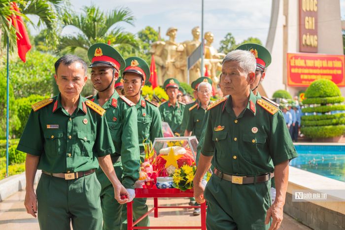 Cựu chiến binh Lê Duy Trinh (sinh năm 1960) nghẹn ngào bày tỏ: “Tất cả các anh có lẽ chỉ trạc tuổi anh, tuổi em tôi. Năm nào tôi cũng tham gia đón các anh. Một phần xót xa nhưng tôi cũng vô cùng xúc động, tự hào vì sau bao nhiêu năm nằm nơi đất bạn giờ đã được về với đất mẹ Việt Nam”.