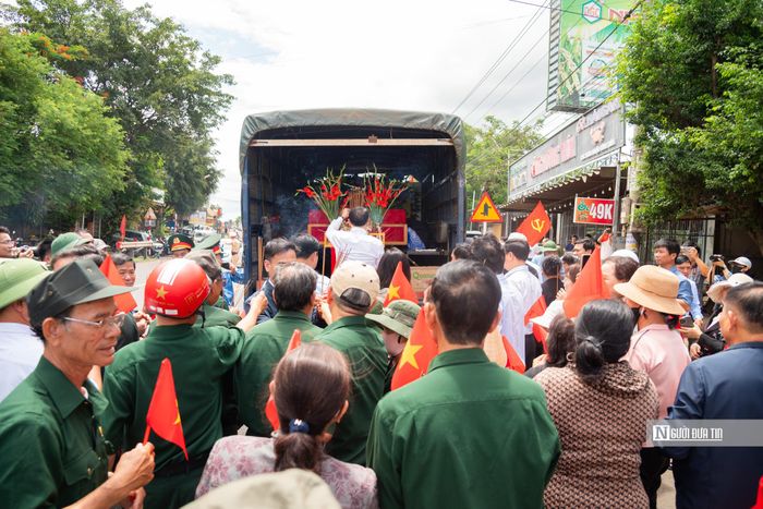 Ngay từ sáng sớm, trong không khí trang nghiêm và biết ơn, đông đảo bà con nhân dân, cựu chiến binh, thanh niên đã có mặt tại cầu Sêrêpôk (cầu 14) để đón đoàn xe chở hài cốt các liệt sĩ về với đất mẹ.
