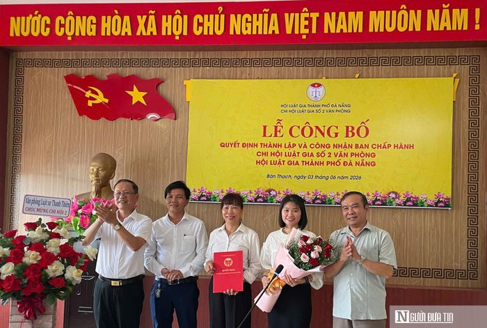 Các thành viên Ban Chấp hành Chi hội Luật gia số 2 ra mắt, nhận nhiệm vụ tổ chức hoạt động chi hội trong thời gian tới.