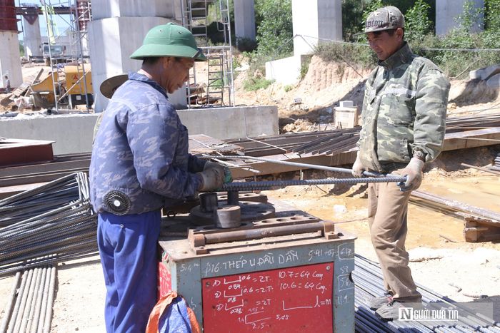 Để chống chọi với cái nắng khắc nghiệt này, công nhân phải trang bị khăn, áo điều hòa,…và bình nước giữ nhiệt bên người để tiếp nước. Ngoài ra, để tránh bỏng tay công nhân còn trang bị cho mình đôi găng tay dày.