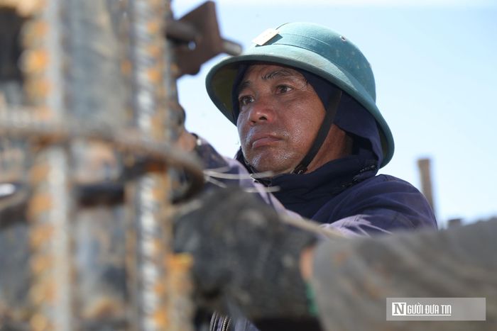 Thời điểm này, những công nhân của Công ty TNHH Hòa Hiệp cũng đang nhễ nhại mồ hôi khi hạ lồng thép cọc khoan nhồi, đổ bê tông...