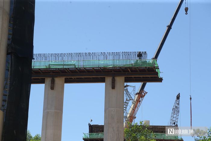 Công tác đảm bảo an toàn lao động cũng được các công ty quan tâm. Công nhân làm việc trên cao phải đeo dây đai bảo hiểm; xung quanh trụ cầu đều được làm vòng vây, lưới chắn đảm bảo an toàn. Nếu tăng ca đêm thì không làm trên cao mà tập trung làm dầm ván khuôn...