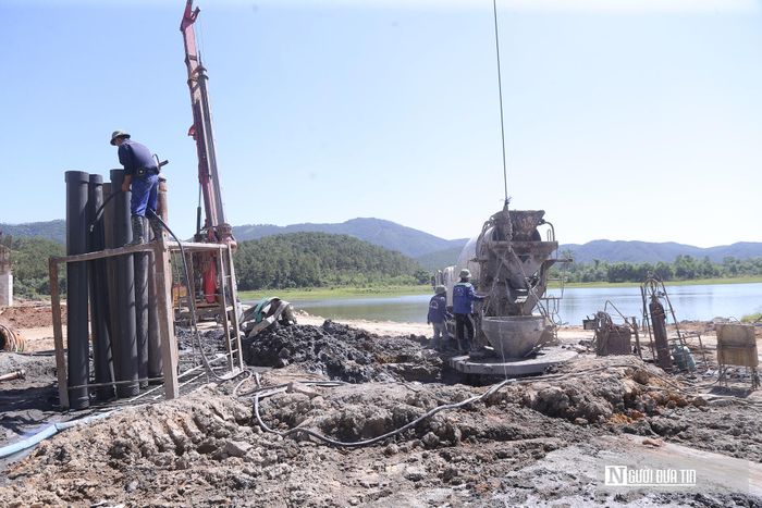 Mặc dù thời tiết khắc nghiệt nhưng hàng trăm công nhân thi công dự án đầu tư hoàn thiện hầm Thần Vũ vẫn bám công trường thi công từng hạng mục để hoàn thành dự án đúng tiến độ.