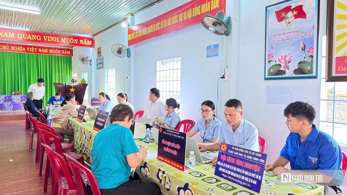 Người dân thực hiện thủ tục hành chính tại Nhà văn hóa thôn Đức Phong, xã Bù Đăng.