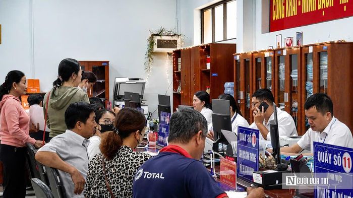 Người dân thực hiện thủ tục hành chính tại phường Nhơn Trạch.