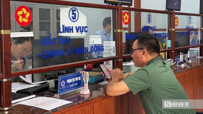Người dân thực hiện thủ tục hành chính tại trung tâm hành chính công xã Nha Bích.