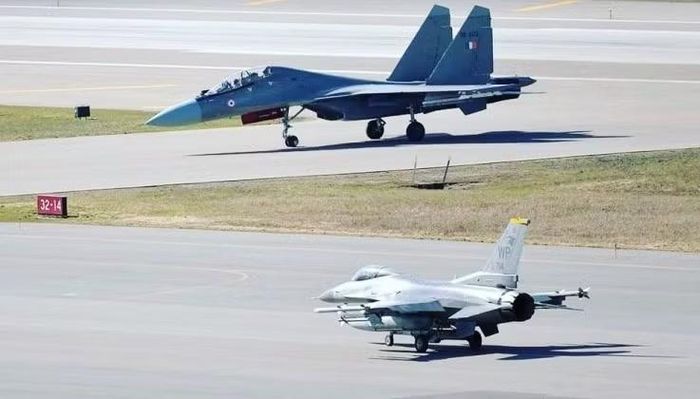 Máy bay chiến đấu hạng nặng hai động cơ Su-30 của Nga và máy bay chiến đấu hạng nhẹ một động cơ F-16 của Mỹ. Ảnh: MW.