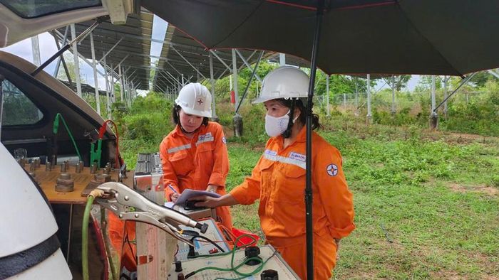 Lịch tạm ngừng cấp điện Gia Lai ngày mai 4/6. Nguồn ảnh: PC Gia Lai Lịch tạm ngừng cấp điện Gia Lai hôm nay 5/6 STTĐIỆN LỰCMÃ TRẠMTÊN TRẠMTỪĐẾNLÝ DOTÌNH TRẠNG1Điện lực Phù MyẼC538068NUÔI TÔM THÔN 9.406:00 05/06/202611:30 05/06/2026#ERROR!Đã duyệt2Điện lực Phù MyẼC538069NUÔI TÔM THÔN 9.306:00 05/06/202611:30 05/06/2026#ERROR!Đã duyệt3Điện lực Phù MyẼC538235HAWAII06:00 05/06/202611:30 05/06/2026#ERROR!Đã duyệt4Điện lực Phù MyẼC538492Khu DC xã Mỹ Đức06:00 05/06/202611:30 05/06/2026#ERROR!Đã duyệt5Điện lực Phù MyẼC538504NUÔI TÔM THÔN 9.506:00 05/06/202611:30 05/06/2026#ERROR!Đã duyệt6Điện lực Phù MyẼH539787Nuôi tôm Hùng Phát06:00 05/06/202611:30 05/06/2026#ERROR!Đã duyệt7Điện lực An NhơnBC530146Tây Quảng Nghiệp06:30 05/06/202617:30 05/06/2026Tổ QLKT - ĐL An Nhơn:- Tháo giàn giáo tại khoảng cột C2-C3 XT474/ANH;- Tháo giàn giáo tại khoảng cột C11-C12 XT474/ANHĐã duyệt8Điện lực An NhơnBC530251KDC Phò An06:30 05/06/202617:30 05/06/2026Tổ QLKT - ĐL An Nhơn:- Tháo giàn giáo tại khoảng cột C2-C3 XT474/ANH;- Tháo giàn giáo tại khoảng cột C11-C12 XT474/ANHĐã duyệt9Điện lực An NhơnBC530401Tân Dân XBT06:30 05/06/202617:30 05/06/2026Tổ QLKT - ĐL An Nhơn:- Tháo giàn giáo tại khoảng cột C2-C3 XT474/ANH;- Tháo giàn giáo tại khoảng cột C11-C12 XT474/ANHĐã duyệt10Điện lực An NhơnBC530402Tân Dương XBT06:30 05/06/202617:30 05/06/2026Tổ QLKT - ĐL An Nhơn:- Tháo giàn giáo tại khoảng cột C2-C3 XT474/ANH;- Tháo giàn giáo tại khoảng cột C11-C12 XT474/ANHĐã duyệt Để tiết kiệm điện trong gia đình vào năm 2026, có thể áp dụng nhiều biện pháp như sử dụng thiết bị tiết kiệm điện, tắt các thiết bị không cần thiết, tận dụng ánh sáng tự nhiên và điều chỉnh thói quen sinh hoạt. Đặc biệt, việc tham khảo và sử dụng cẩm nang tiết kiệm điện do Bộ Công Thương phát hành là rất hữu ích.Dưới đây là một số gợi ý chi tiết1. Sử dụng thiết bị tiết kiệm điệnĐèn LED:Thay thế bóng đèn sợi đốt hoặc đèn compact bằng đèn LED, giúp tiết kiệm điện năng hiệu quả.Thiết bị Inverter: Ưu tiên sử dụng các thiết bị điện có công nghệ Inverter như điều hòa, tủ lạnh, máy giặt, giúp tiết kiệm điện năng tiêu thụ.Nâng cấp các thiết bị điện:Lựa chọn các thiết bị có dán nhãn tiết kiệm năng lượng, có hiệu suất cao và tuổi thọ dài.2. Tắt các thiết bị không cần thiếtTắt đèn:Tắt đèn khi không sử dụng, hạn chế ánh nắng trực tiếp chiếu vào phòng.Rút phích cắm:Rút phích cắm các thiết bị điện tử khi không sử dụng, kể cả khi đã tắt nguồn, để tránh lãng phí điện năng do chế độ chờ.Tắt các thiết bị khi ra khỏi phòng:Đảm bảo tắt hết các thiết bị điện khi ra khỏi phòng, đặc biệt là điều hòa và các thiết bị có công suất lớn.3. Tận dụng ánh sáng và gió tự nhiênMở cửa sổ:Tận dụng ánh sáng và gió tự nhiên, hạn chế sử dụng đèn và điều hòa vào ban ngày.Trồng cây xanh:Trồng cây xanh xung quanh nhà, đặc biệt là các loại cây có tán lá rộng, giúp làm mát không gian sống và giảm sự phụ thuộc vào điều hòa.4. Điều chỉnh thói quen sinh hoạtSử dụng điều hòa hợp lý:Điều chỉnh nhiệt độ điều hòa ở mức vừa phải, không nên để quá thấp, và sử dụng kết hợp với quạt để phân phối không khí đều hơn.Sử dụng tủ lạnh hiệu quả:Không mở cửa tủ lạnh quá lâu, không để thực phẩm nóng vào tủ, và sắp xếp thực phẩm gọn gàng để tối ưu hóa không gian.Giặt quần áo đúng cách:Giặt quần áo với lượng nước và bột giặt vừa đủ, sử dụng chế độ tiết kiệm nước và điện của máy giặt.Ưu tiên sử dụng các thiết bị có tính năng tiết kiệm điện:Chọn các thiết bị có tính năng hẹn giờ, chế độ tiết kiệm điện, hoặc các thiết bị có thể điều khiển từ xa.Để theo dõi thêm lịch cắt điện tại Gia Lai mới nhất, doanh nghiệp và người dân có thể truy cập: Lịch tạm ngừng cấp điện Gia Lai.