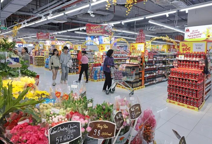 Các mô hình bán lẻ hiện đại, hàng hóa rõ nguồn gốc xuất xứ, giá cả minh bạch ngày càng thu hút khách hàng. Ảnh: TTXVN 