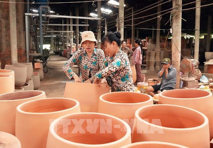 Vận chuyển sản phẩm đã hoàn thành. Ảnh: Phạm Minh Tuấn-TTXVN 
