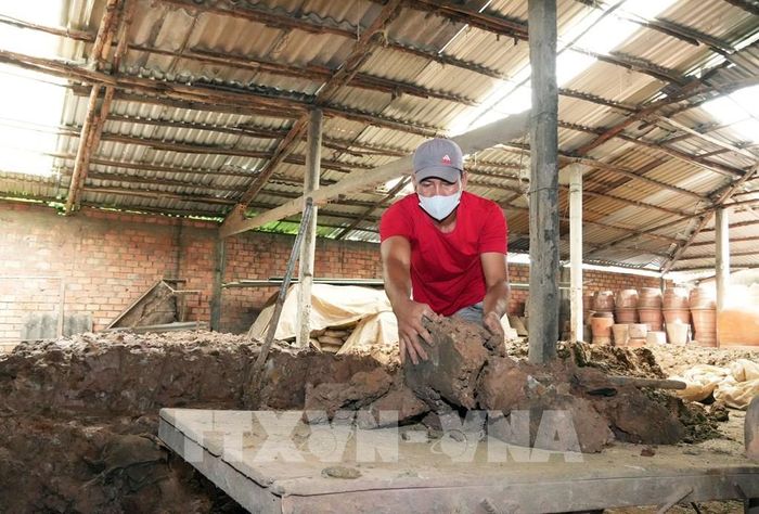 Đất sét dùng để sản xuất gốm mỹ nghệ đòi hỏi phải có độ mịn, độ dẻo cao. Ảnh: Phạm Minh Tuấn-TTXVN 