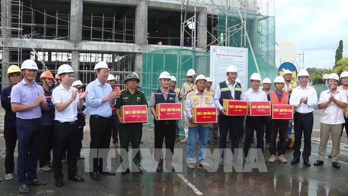 Lãnh đạo Tỉnh ủy Cà Mau tặng quà cho người lao động đang làm việc tại Dự án nâng cấp, mở rộng Cảng hàng không Cà Mau. Ảnh: Tuấn Phi - TTXVN