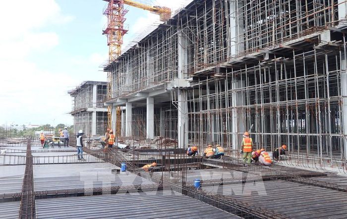 Trên công trường Dự án Bệnh viên đa khoa tỉnh Cà Mau 1.200 giường. Ảnh: Tuấn Phi - TTXVN