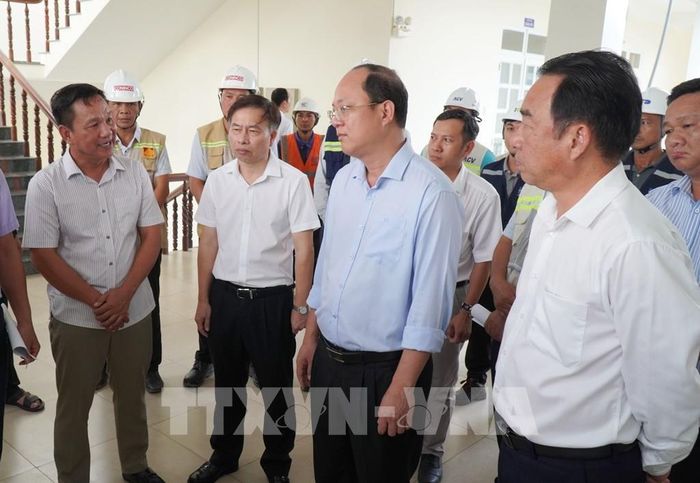 Lãnh đạo tỉnh Cà Mau làm việc với đơn vị thi công, chủ đầu tư Dự án nâng cấp, mở rộng Cảng hàng không Cà Mau. Ảnh: Tuấn Phi - TTXVN