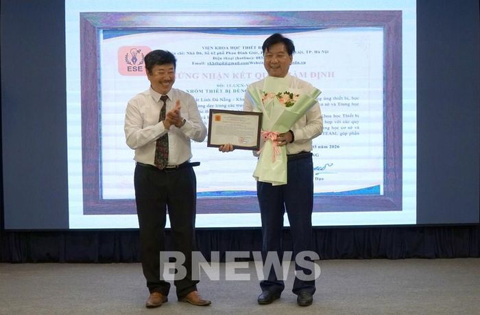 Tiến sỹ Trần Dương Đạo, Viện trưởng Viện Khoa học Thiết bị và Giáo dục Việt Nam (bên trái) trao Chứng nhận kết quả thẩm định cho đại diện Công ty TNHH Nhật Linh Đà Nẵng. Ảnh: Quốc Dũng - TTXVN