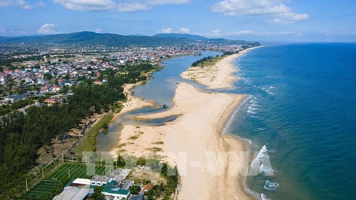 Đầu tháng 6/2026, cửa biển Lý Hòa, xã Đông Trạch, tỉnh Quảng Trị bị một dải cát bồi lấp dài khoảng 1, km, rộng gần 100m, cao gần 2m chắn ngang cửa sông, khiến luồng lạch tàu thuyền ra vào bị thu hẹp, nhiều phương tiện thường xuyên mắc cạn. Ảnh: Nguyên Linh - TTXVN