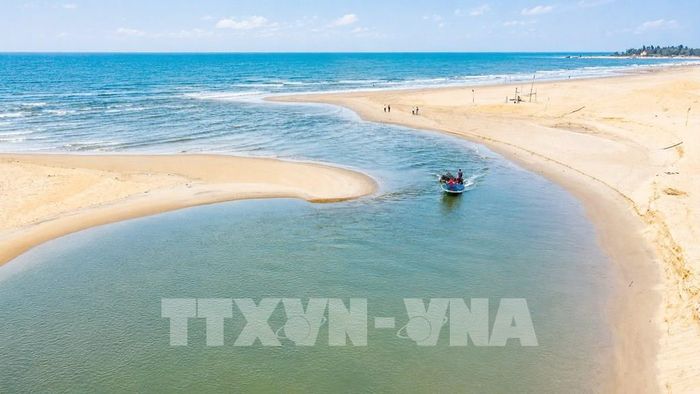 Cát biển liên tục bồi lấp khiến cửa biển Lý Hòa, xã Đông Trạch, tỉnh Quảng Trị ngày càng thu hẹp, gây khó khăn cho tàu thuyền ra vào và ảnh hưởng đến sinh kế của ngư dân địa phương. Ảnh: Nguyên Linh - TTXVN