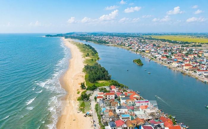 Dải cát bồi lấp tại cửa biển Lý Hòa, xã Đông Trạch, tỉnh Quảng Trị cản trở dòng chảy và hoạt động tàu thuyền, ảnh hưởng đến sinh kế của người dân vùng hạ lưu. Ảnh: Nguyên Linh - TTXVN