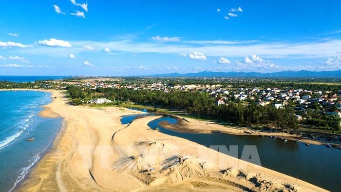 Nhiều năm qua, tình trạng cát biển liên tục bồi lấp khiến cửa biển Lý Hòa, xã Đông Trạch, tỉnh Quảng Trị ngày càng thu hẹp. Đến nay, nhiều đoạn luồng lạch gần như bị bịt kín hoàn toàn, gây khó khăn cho tàu thuyền ra vào và ảnh hưởng trực tiếp đến hoạt động khai thác hải sản của ngư dân địa phương. Ảnh: Nguyên Linh - TTXVN