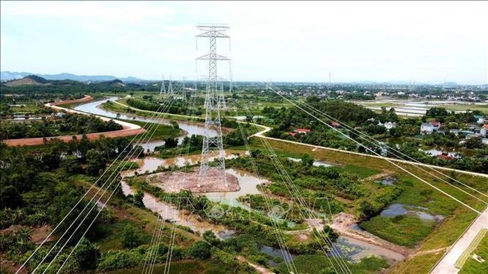 Đường dây 500kV qua địa bàn huyện Nga Sơn, tỉnh Thanh Hóa. Ảnh: Huy Hùng/TTXVN 