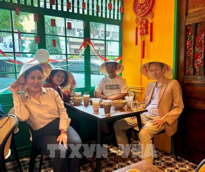 Thực khách thưởng thức món ăn Việt tại quán Phở Kim trong khuôn viên Bệnh viện Metropolitan tại thủ đô Manila (Philippines). Ảnh: TTXVN phát
