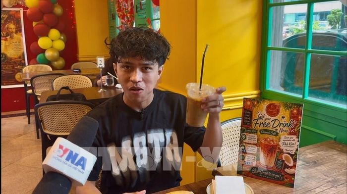 Anh Richard rất hài lòng với các món ăn của quán Phở Kim trong khuôn viên Bệnh viện Metropolitan tại thủ đô Manila (Philippines). Ảnh: Đỗ Vân - PV TTXVN tại Đông Nam Á