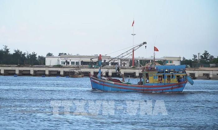 Ngư dân phải đợi khi thủy triều lên để di chuyển ra vào cửa biển cho an toàn. Ảnh: Tường Vi - TTXVN