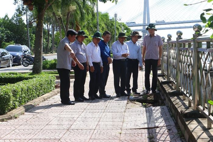 Đoàn công tác khảo sát thực tế tuyến Kè sông Cổ Chiên đoạn qua phường Tân Ngãi (Vĩnh Long). Ảnh: Huỳnh Phúc Hậu - TTXVN