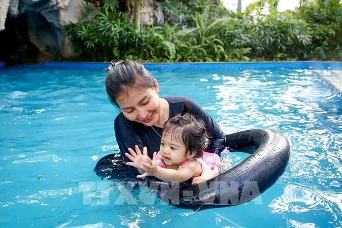 Dạy trẻ em học bơi từ sớm giúp nâng cao thể lực, rèn luyện kỹ năng tự bảo vệ bản thân trước các tình huống nguy hiểm dưới nước. Ảnh: Giang Phương - TTXVN