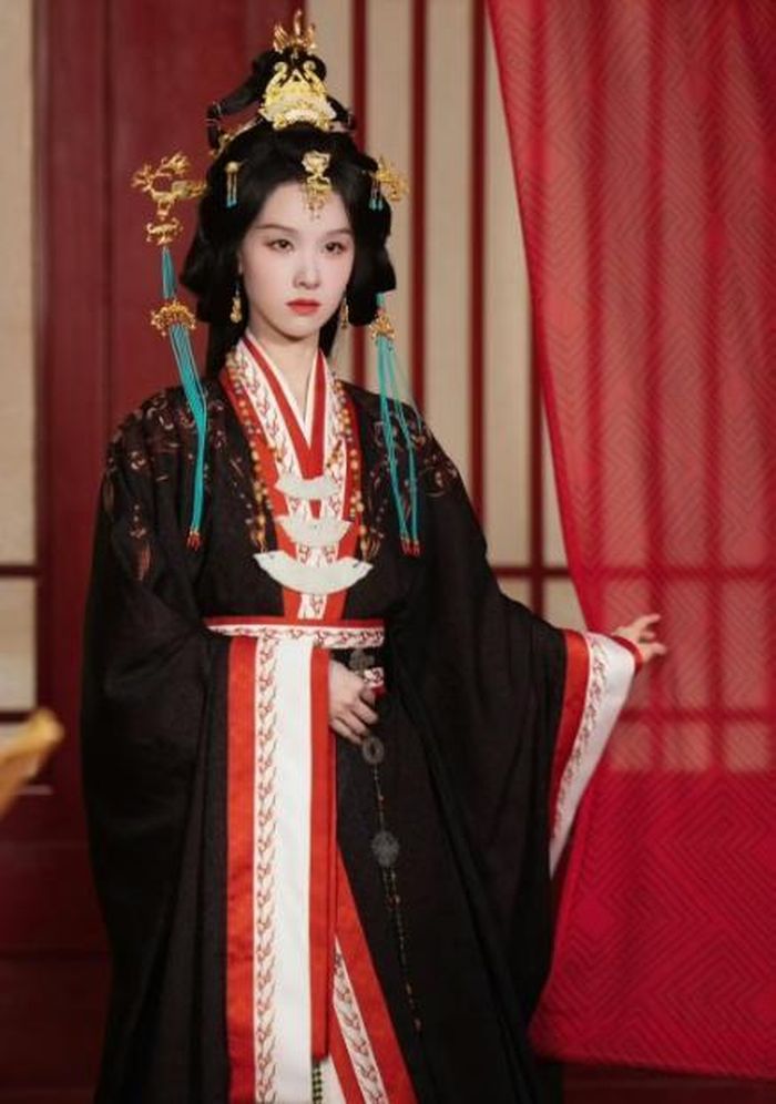 Một trong những điểm đáng chú ý của Kiều Sở là cách xây dựng nhân vật có chiều sâu thay vì thần thánh hóa nữ chính.