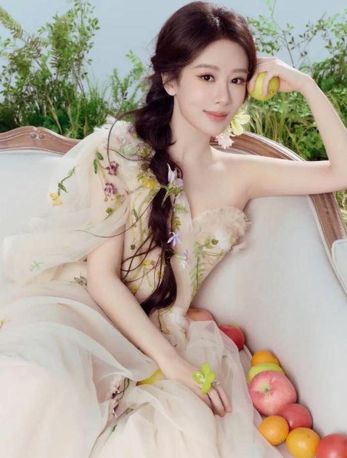 Thần thái cuốn hút giúp Dương Tử tiếp tục khẳng định sức hút của một trong những tiểu hoa hàng đầu Cbiz. Ảnh: Sohu