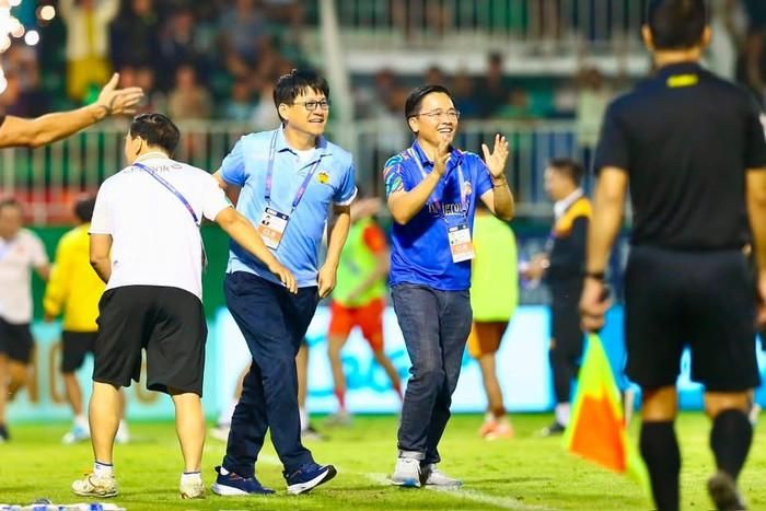 Niềm vui của HLV Vũ Tiến Thành và giám đốc điều hành Nguyễn Tấn Anh. Ảnh: HAGL FC
