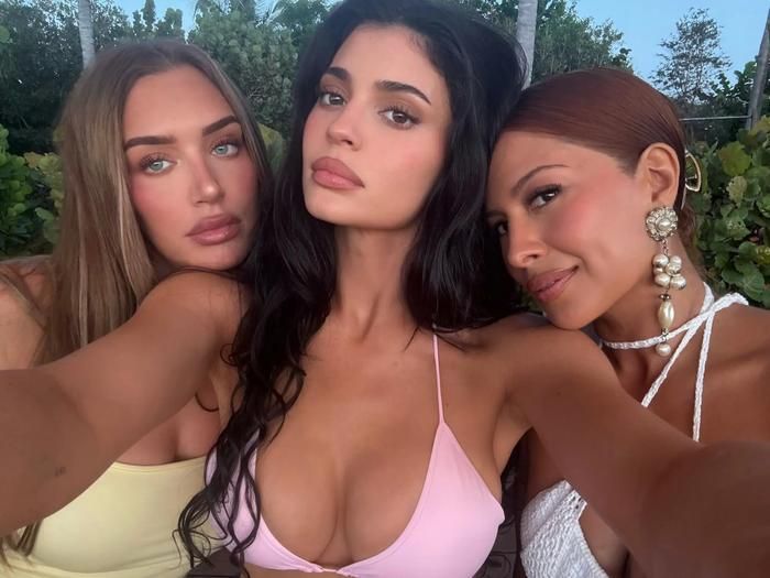 Kylie Jenner và những người bạn của cô.