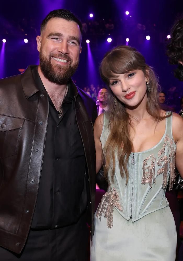 Đám cưới của Taylor Swift và Travis Kelce đang là tâm điểm chú ý của cư dân mạng.